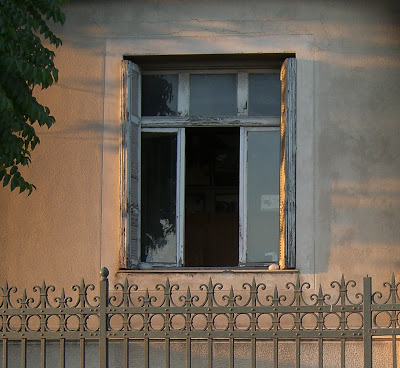 Όταν ο σύζυγος γύρισε ο… εραστής την «έκανε» από το παράθυρο!!! (βίντεο)